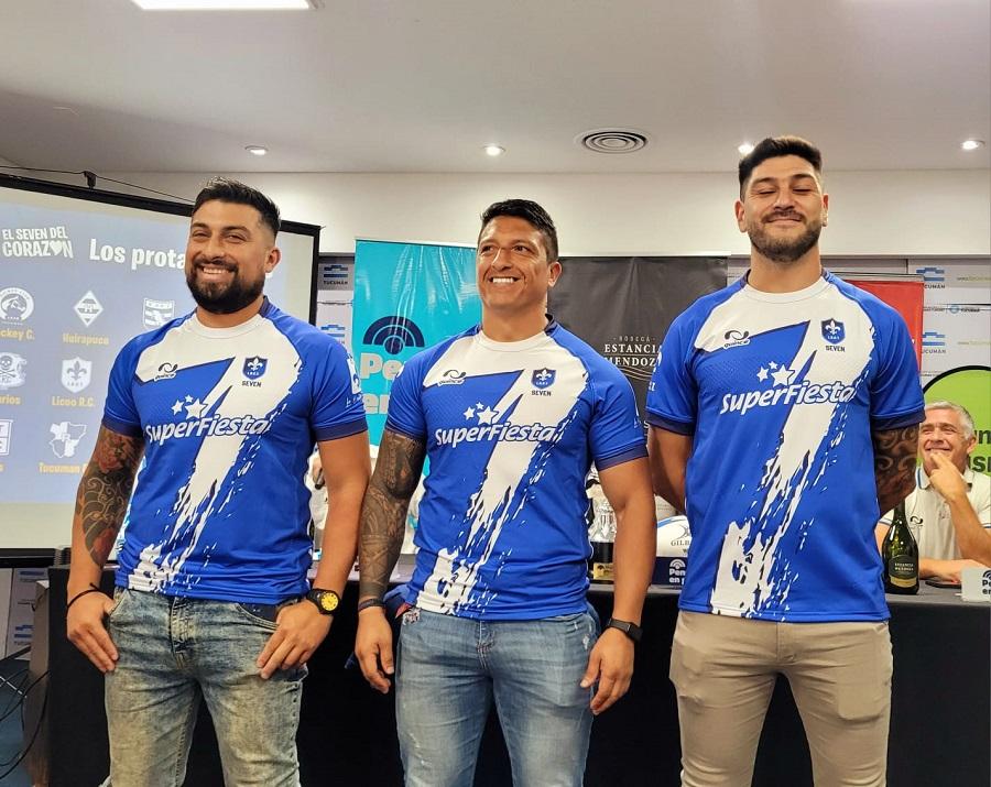 CAMISETA. Los jugadores mostraron el modelo que utilizará el club anfitrión para el 7° Seven 