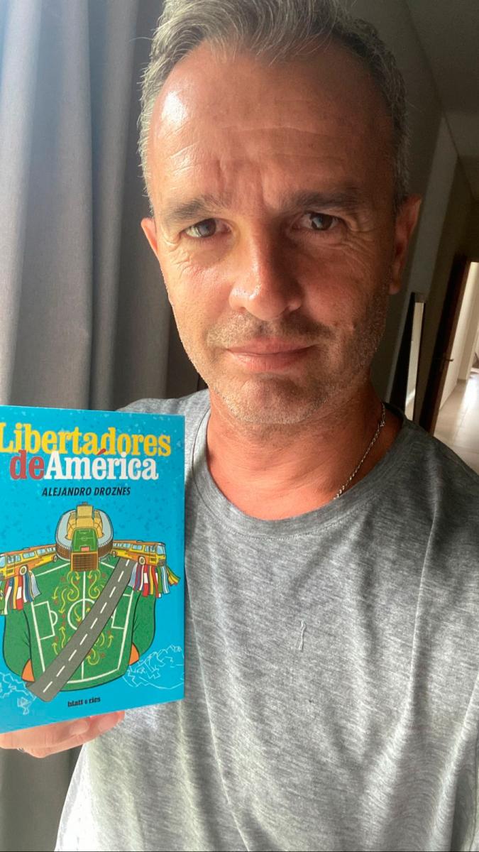 DIOS ES JUSTO. Pablo Lavallén posó con el libro de Droznes.