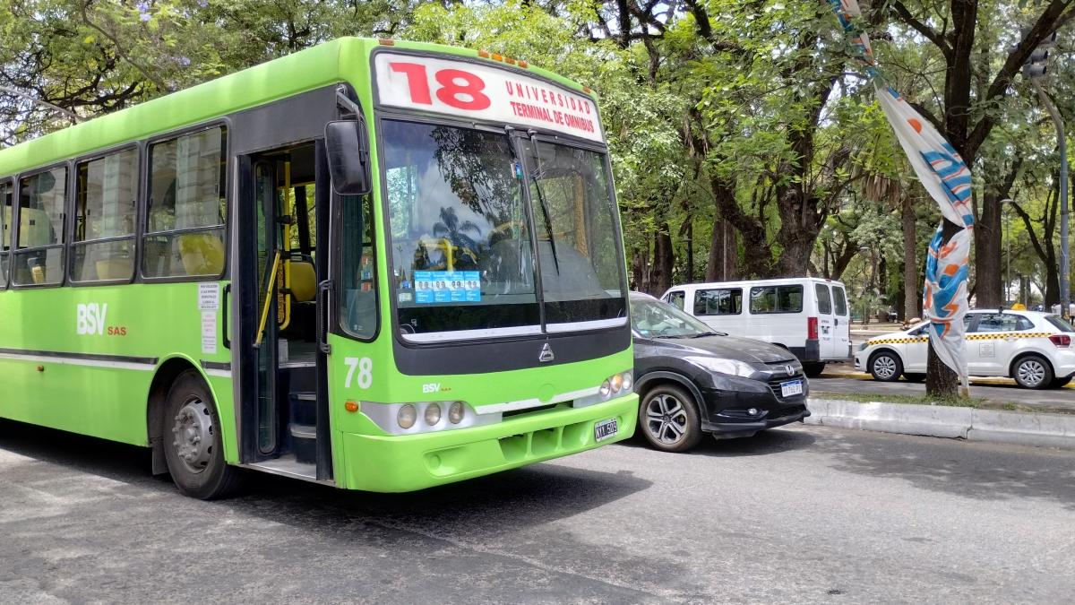 En Tucumán, los colectivos circularon con boletas de Massa: “No es una campaña del miedo