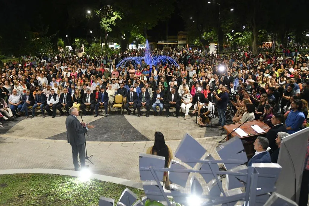 Jaldo y el intendente Serra estrenaron la remodelación de la plaza Bernabé Aráoz en Monteros