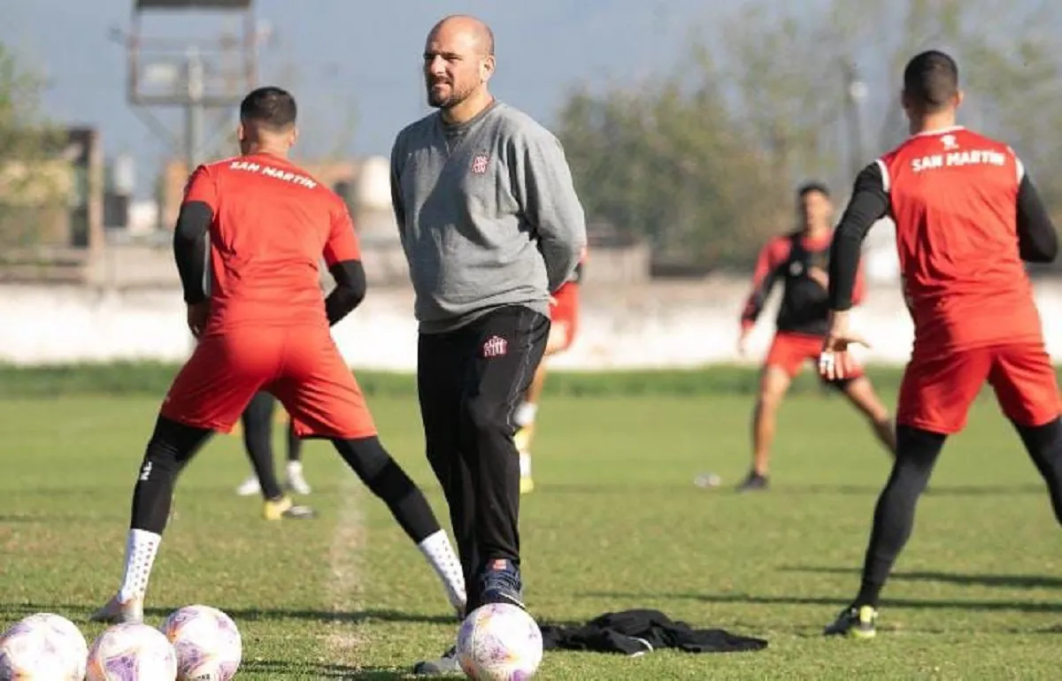 AL PIE DEL CAÑON. Saavedra integró el cuerpo técnico de Frontini; sin embargo, está acostumbrado a dar una mano cada vez que se da la salida de un entrenador. FOTO CASMOFICIAL.