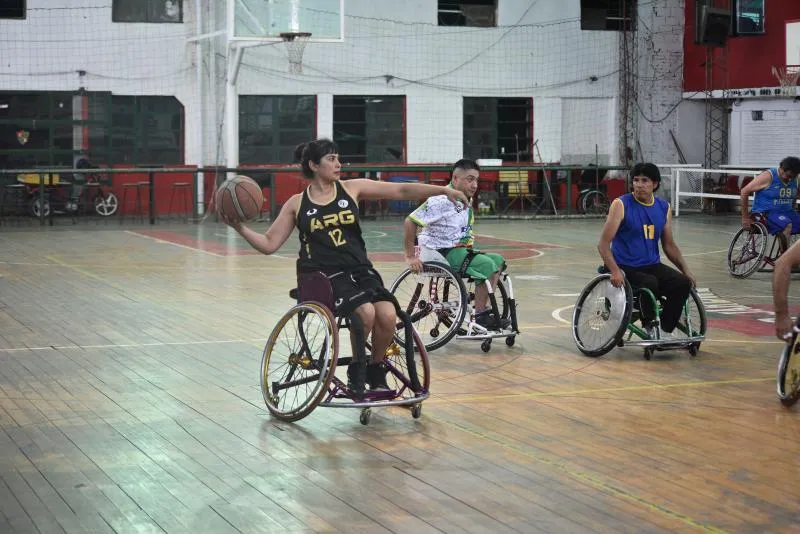 EN ACCIÓN. Pallares en un entrenamiento junto a sus compañeros de la Fundación Marco Sotelo.