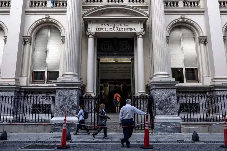 El Banco Central realizó la mayor compra de divisas del mes tras la suba del dólar oficial