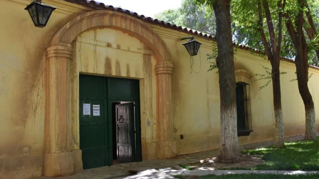 Vacaciones 2023/24: cuál es el pueblo de adobe en el NOA donde vivió un marqués y hoy habitan “las lloronas”