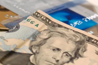 Dólar tarjeta: a cuánto subió después de aplicarse el “crawling peg”