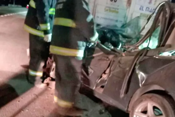 Tragedia en Santiago del Estero: chocó contra la parte trasera de un camión y murió aplastado