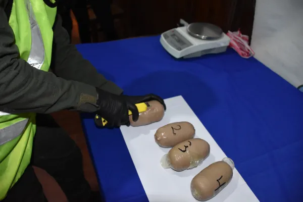 Viajaba con cuatro paquetes con cocaína adosados al cuerpo