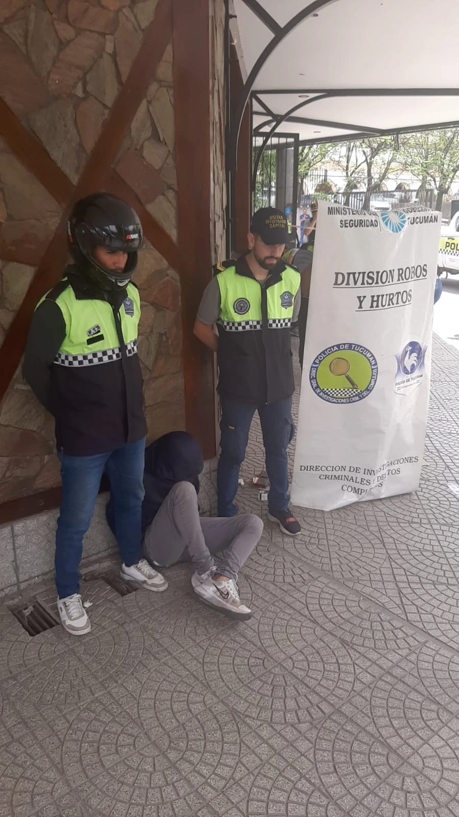 Un adolescente concretó un ataque de “rompevidrios” en el ex Abasto