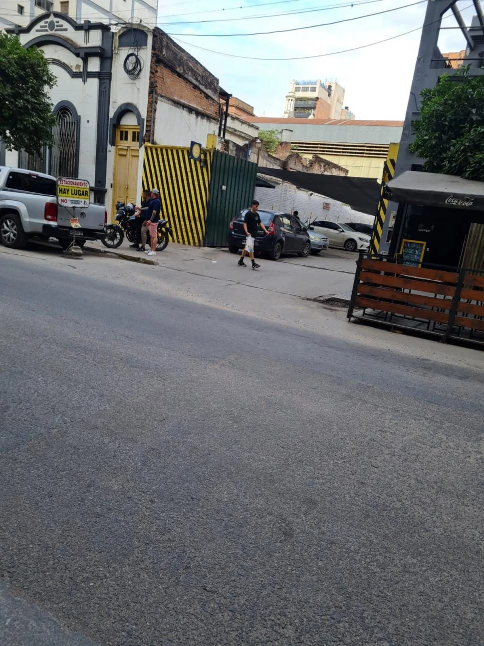 ASALTO. El hombre iba saliendo del estacionamiento en dirección al cajero cuando los ladrones lo golpearon y le quitaron el bolso con dinero.