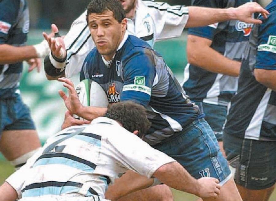 TACKLE. Sebastián Nieva va al contacto en un pasaje del partido de 2008.