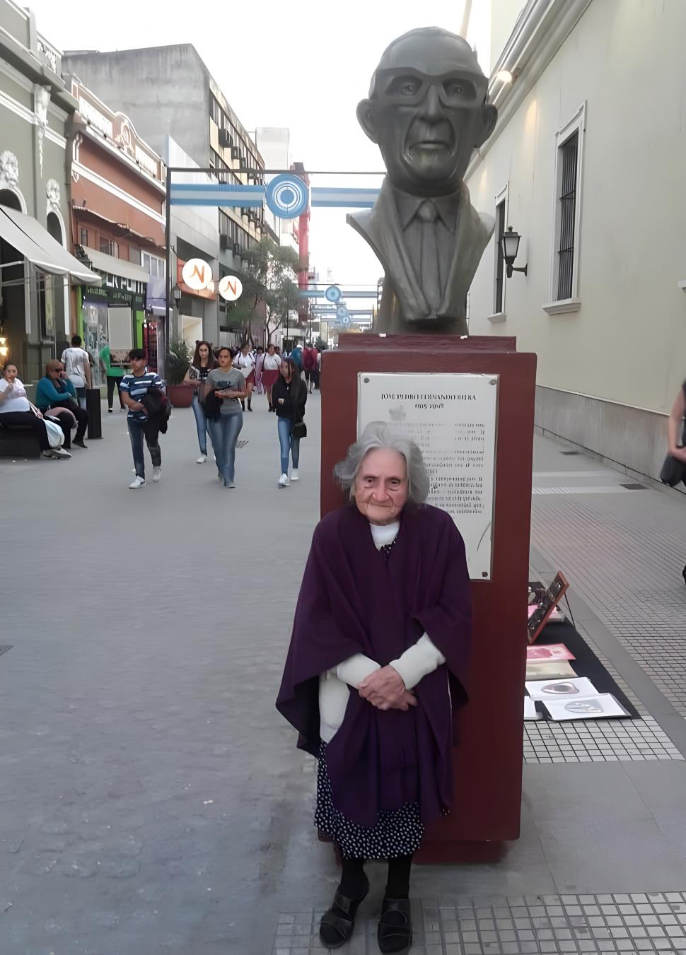 IZQUIERDA. La casa de Riera en Bella Vista, convertida en museo.ARRIBA. “Porota”, hermana de Riera -ya fallecida-, posa junto al busto emplazado en el Paseo de la Independencia.