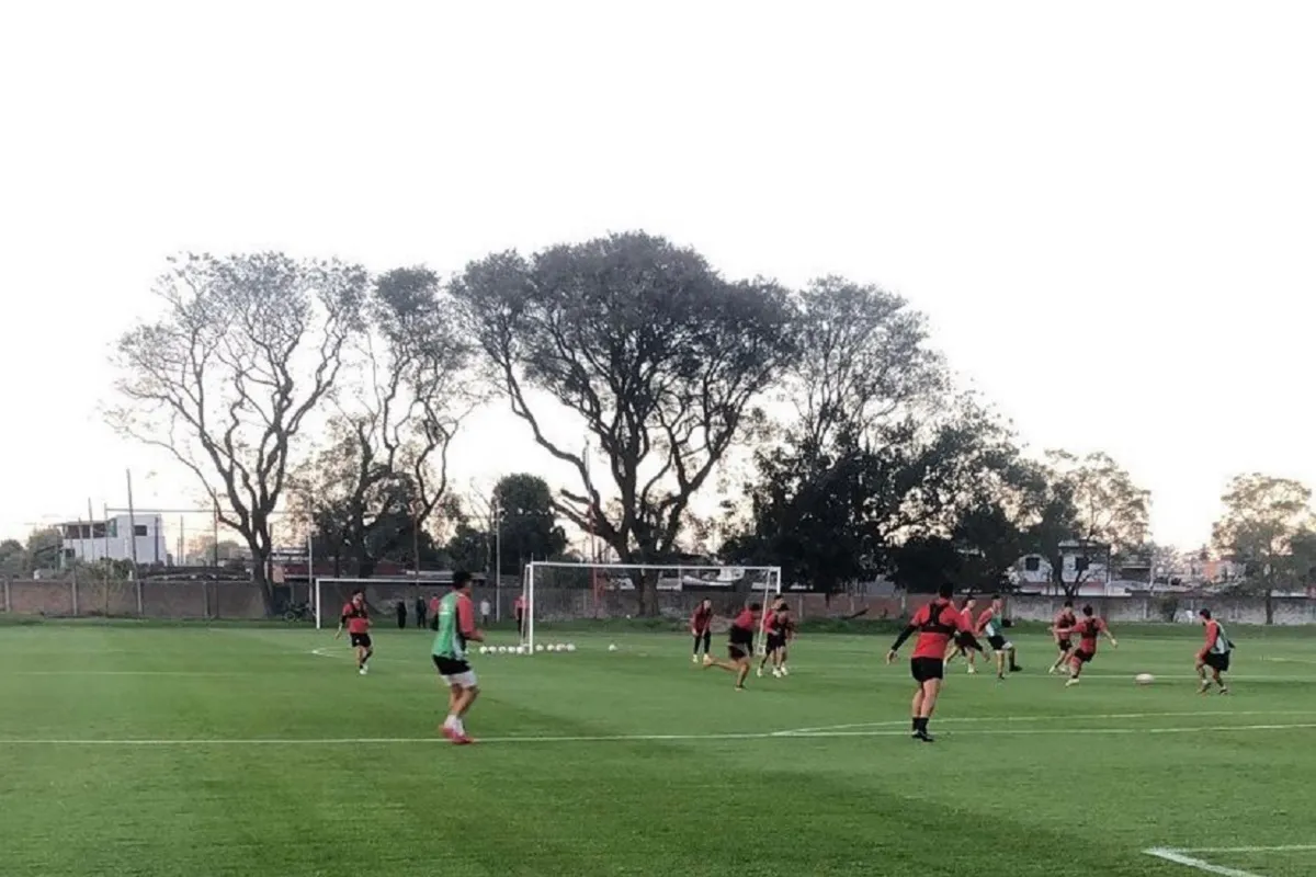 REACONDICIONAMIENTO. A dos semanas para el regreso del plantel profesional, se iniciaron los trabajos para mejorar el estado de las canchas del predio.