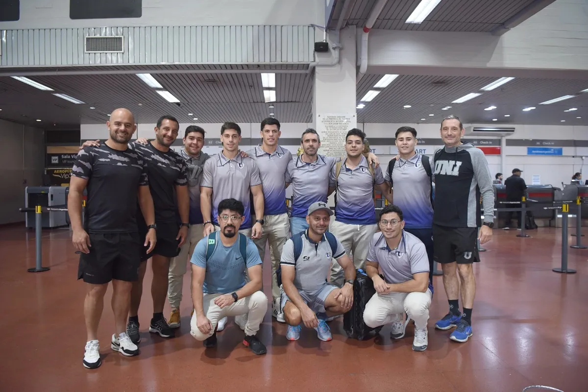 SERPIENTES EN EL AVIÓN. El plantel de Universitario partió en dos tandas con rumbo a Buenos Aires, donde mañana jugarán por el título argentino de clubes.