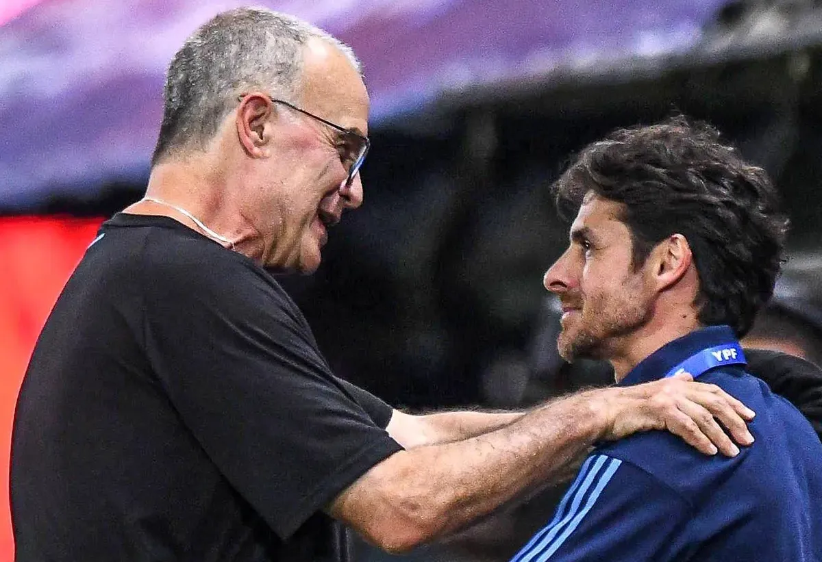 El emotivo abrazo entre Pablo Aimar y Bielsa: qué se dijeron en medio del abrazo