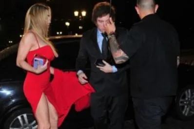 Abucheos y aplausos para Javier Milei en el Teatro Colón