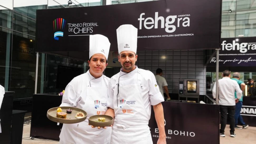 GANADORES. Los chefs Nahuel Nieto (derecha) y Alexandra Pérez.