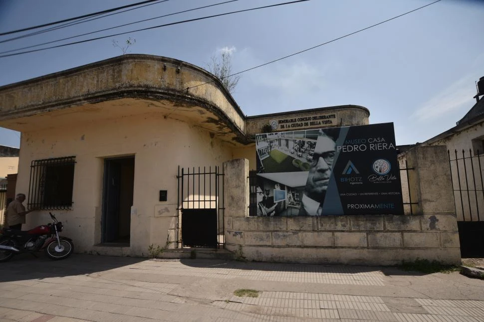 CEMENTERIO DE BELLA VISTA. Allí está el monumento en el que descansan los restos de los hermanos Riera. La placa referida a Don Fernando habla de un “sufrimiento callado y silencioso”.