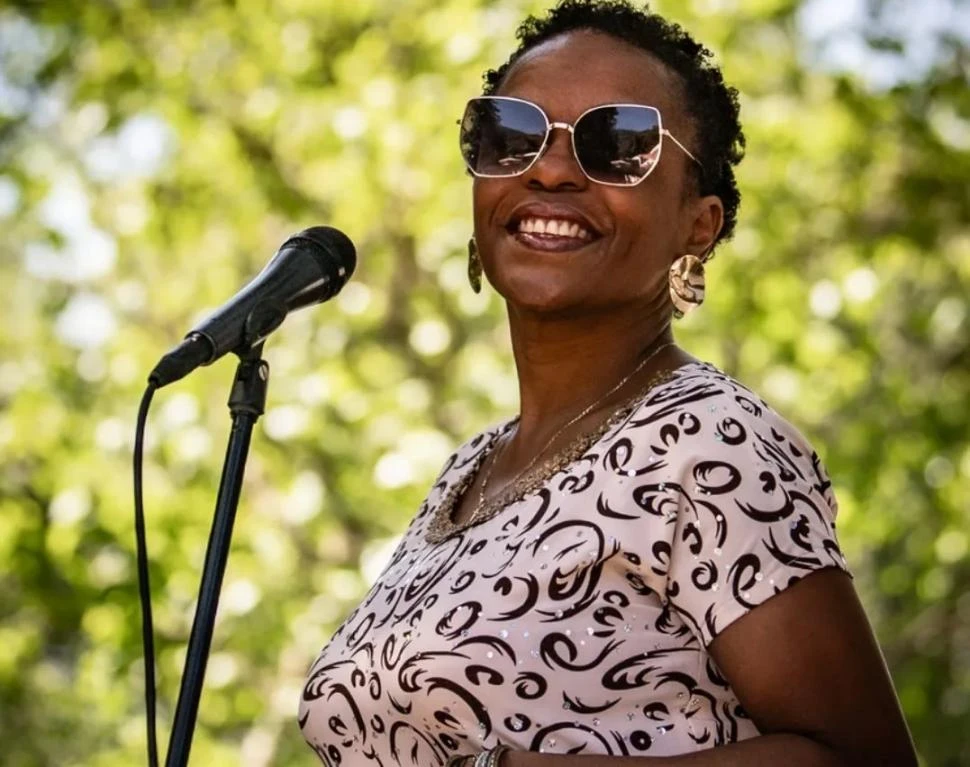 DAMARYS FIGUEROA MESTRE. Del centro de la isla de Cuba la cantante trajo el color y el calor musical que le aporta a la banda Tucubanos.