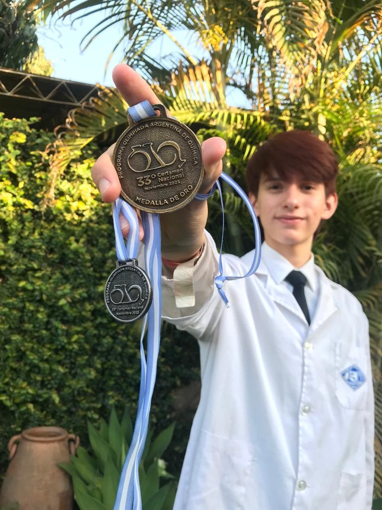 MEDALLA DE ORO. Pablo Ledesma muestra orgulloso su galardón.