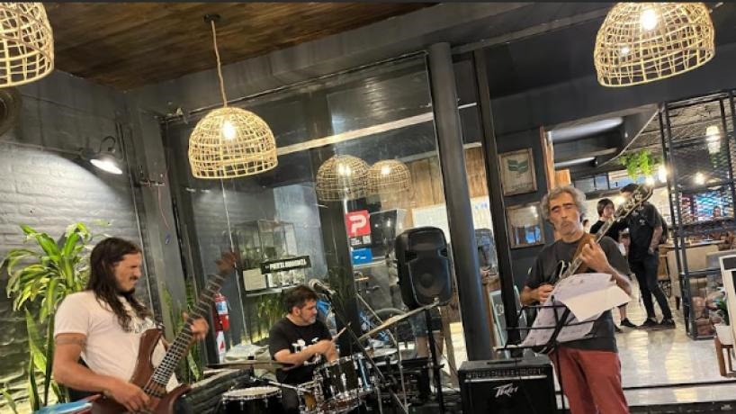 KOOL JAZZ TRÍO. Lo integran Gabriel Isa, José Lazzara y Humberto Salazar.