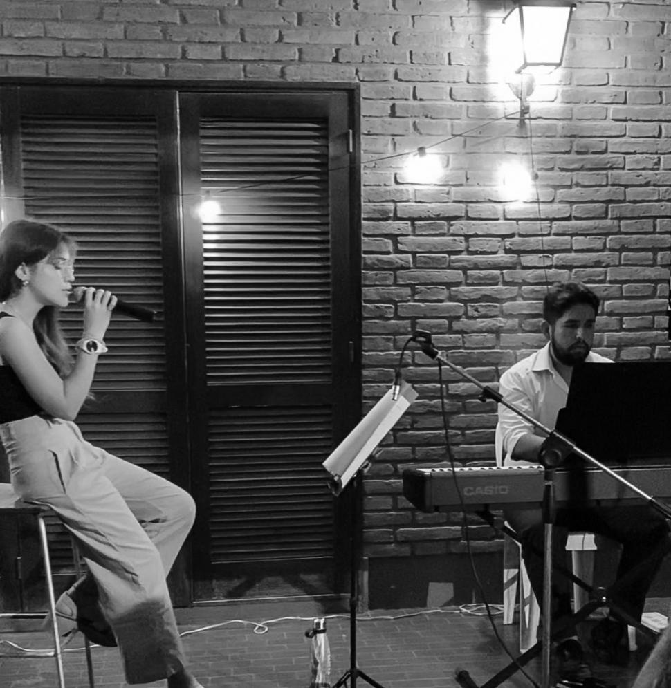 LOURDES FUENTES. Voz, piano e invitados, en un show en formato bar.