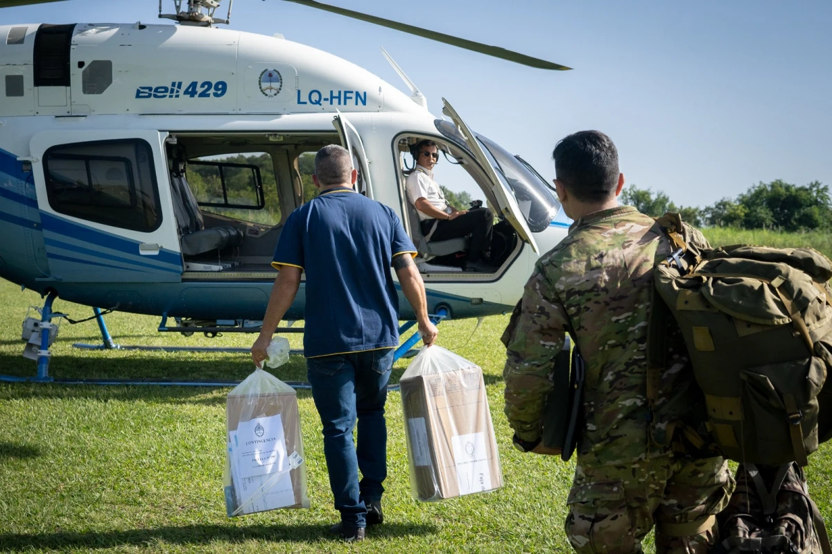 CON CUSTODIA. Traslado de urnas en Tucumán. FOTOS GENTILEZA DE GONZALO AMIN CHEMEZ