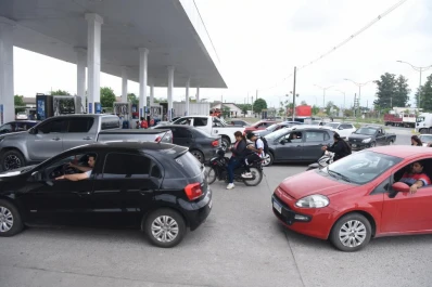Continúan las colas, pero los combustibles no faltan