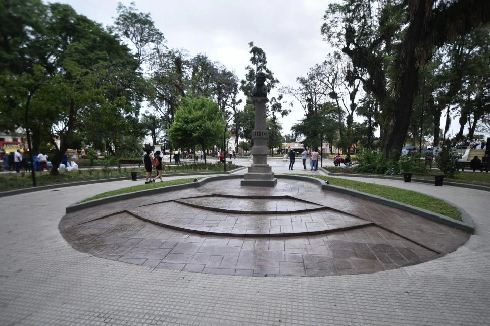 TODO RESTAURADO. Uno de los bustos en homenaje a nuestros próceres, que fue renovado al igual que otros monumentos y sectores del paseo. LA GACETA / FOTOs DE Osvaldo Ripoll