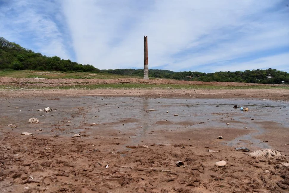 SIN LLUVIAS ES PEOR. Ayer se observó una merma en la cota de El Cadillal, en 48 horas pasó de 592 a 590 metros; lo óptimo son 614 metros. LA GACETA / FOTO DE ANALIA JARAMILLO