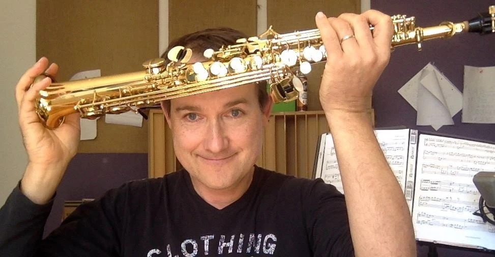 SIN ETIQUETAS. Nick Homes, que rechaza optar por algún género, junto con un trío tucumano interpretará esta noche composiciones de dos grandes.  jazzandcash