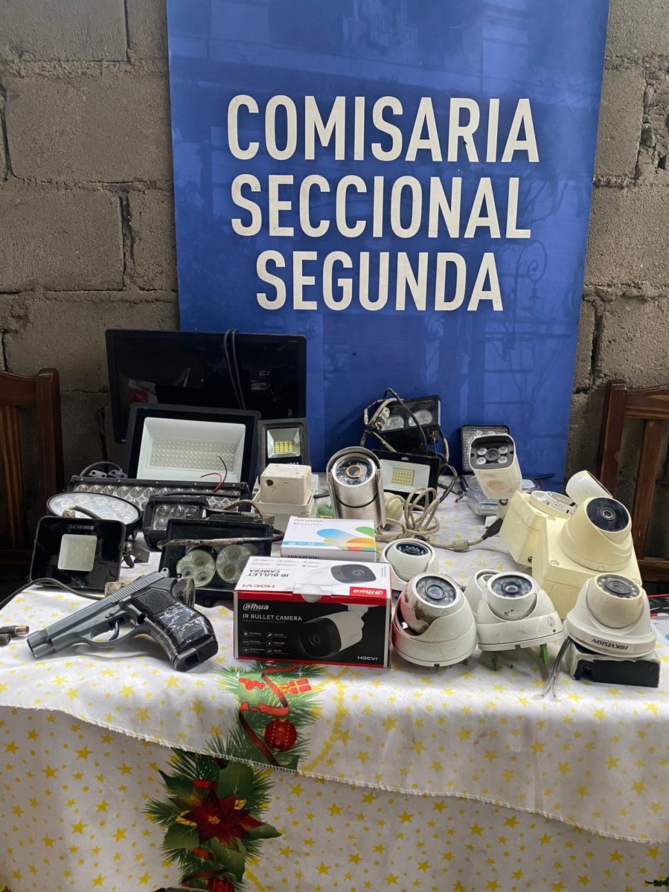 SECUESTRO. En un allanamiento encontraron 11 cámaras robadas.