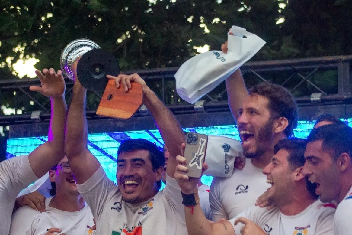 CAMPEONES. El capitán de Old Lions, Facundo Leiva, celebra junto a Aníbal Panceyra Garrido.