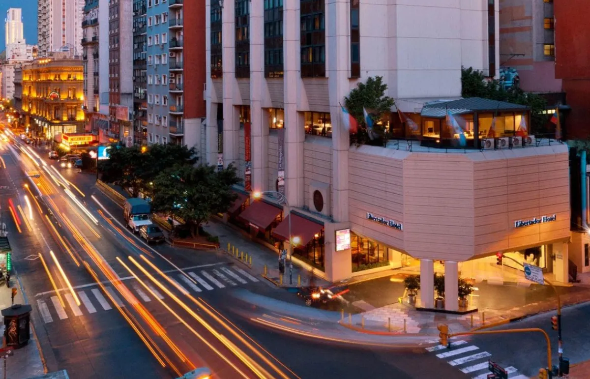 En el hotel Libertador está alojado el presidente Milei.