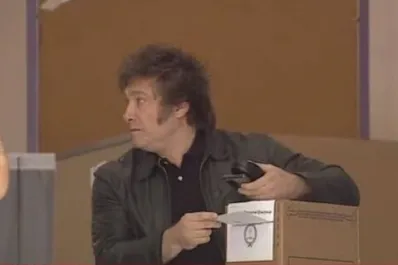 Puede ser que las boletas que faltan ya estén adentro de las urnas, dijo Milei al depositar su voto