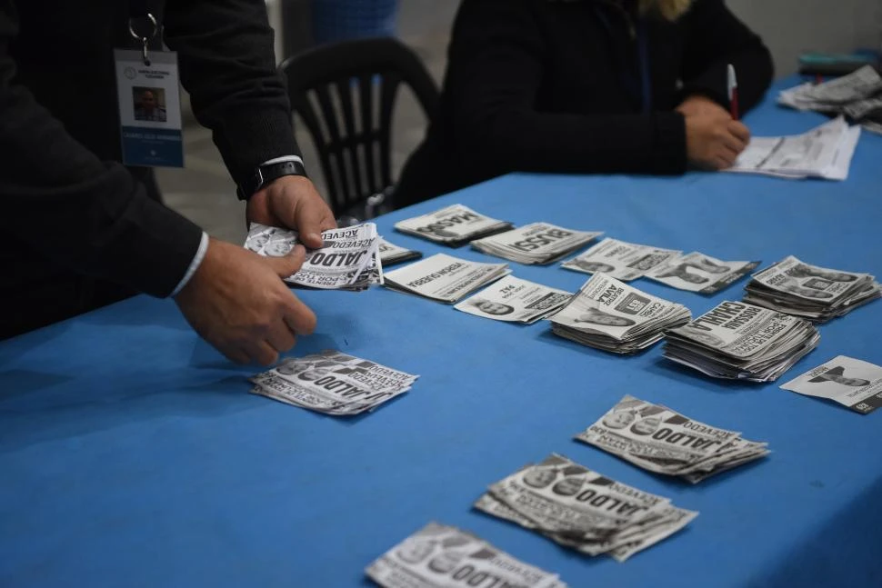 UNO POR UNO. Si la diferencia entre los candidatos es de un 1% o de un 1,5%, habrá que esperar al resultado definitivo, dentro de 10 días.  LA GACETA / FOTO DE ANALÍA JARAMILLO.