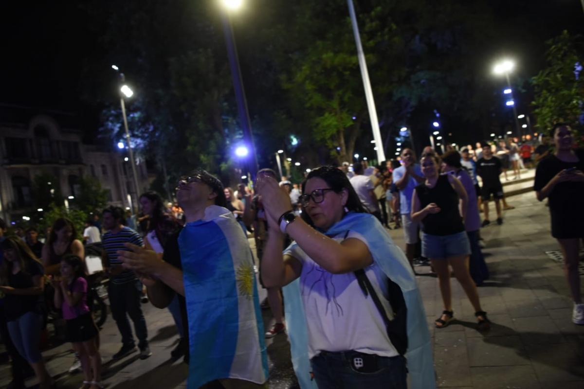 Tucumanos celebraron en la plaza Independencia el triunfo de Javier Milei