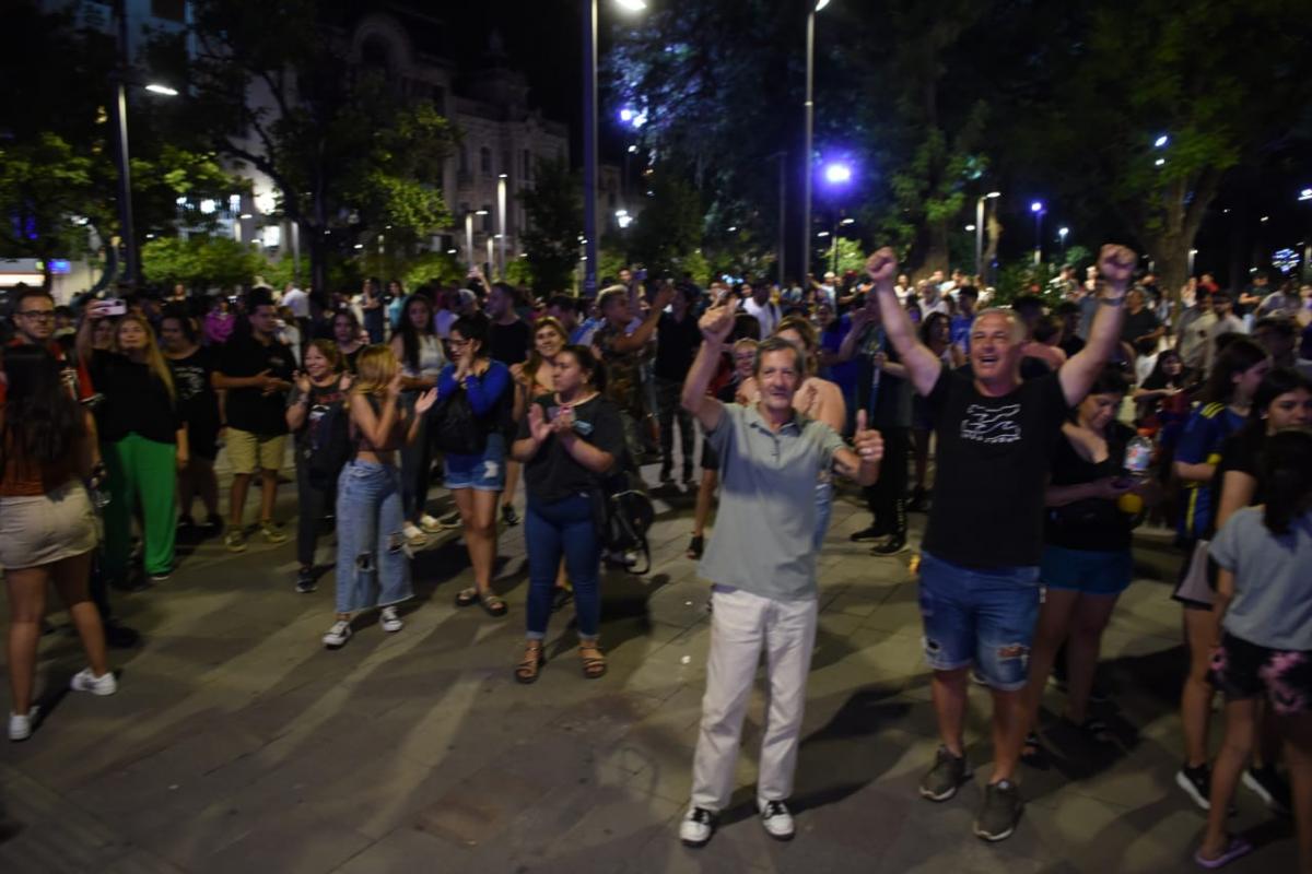 Tucumanos celebraron en la plaza Independencia el triunfo de Javier Milei