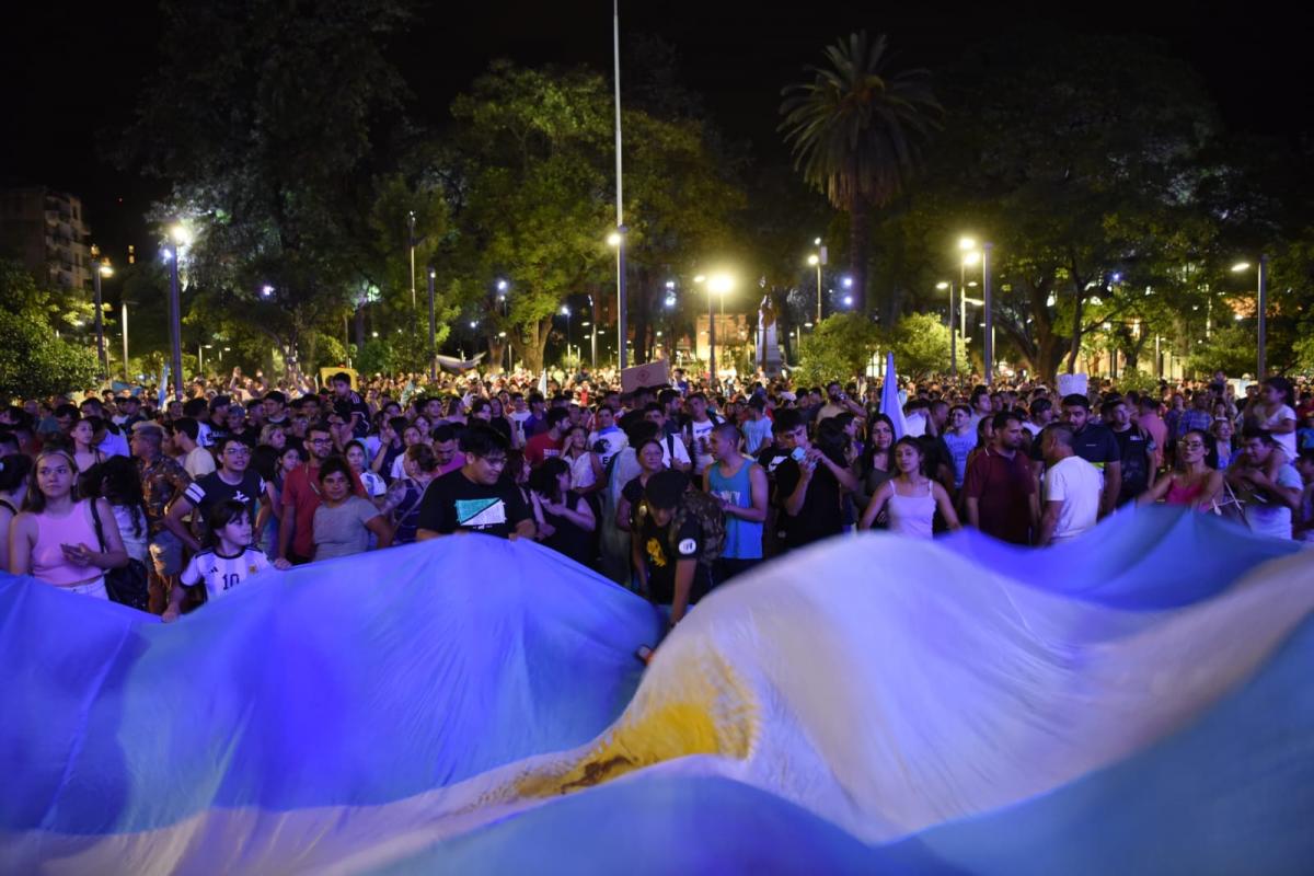 Tucumanos celebraron en la plaza Independencia el triunfo de Javier Milei