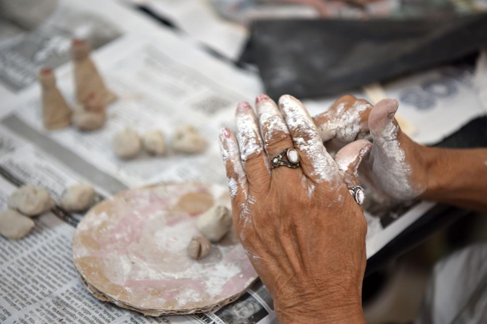 ENTUSIASMO. Las huéspedes salen de sus salas para una actividad que las divierte, las entretiene y las mantiene ocupadas, según nos cuentan. la gaceta / fotos de Ines Quinteros Orio