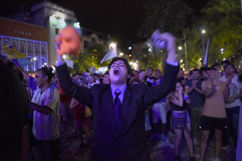 La noche en la que la plaza Independencia fue libertaria