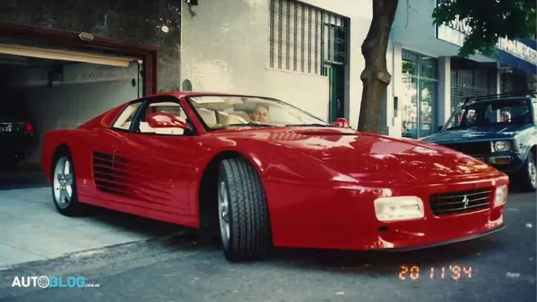 Alejandro en sus días a bordo de una Ferrari Testarossa