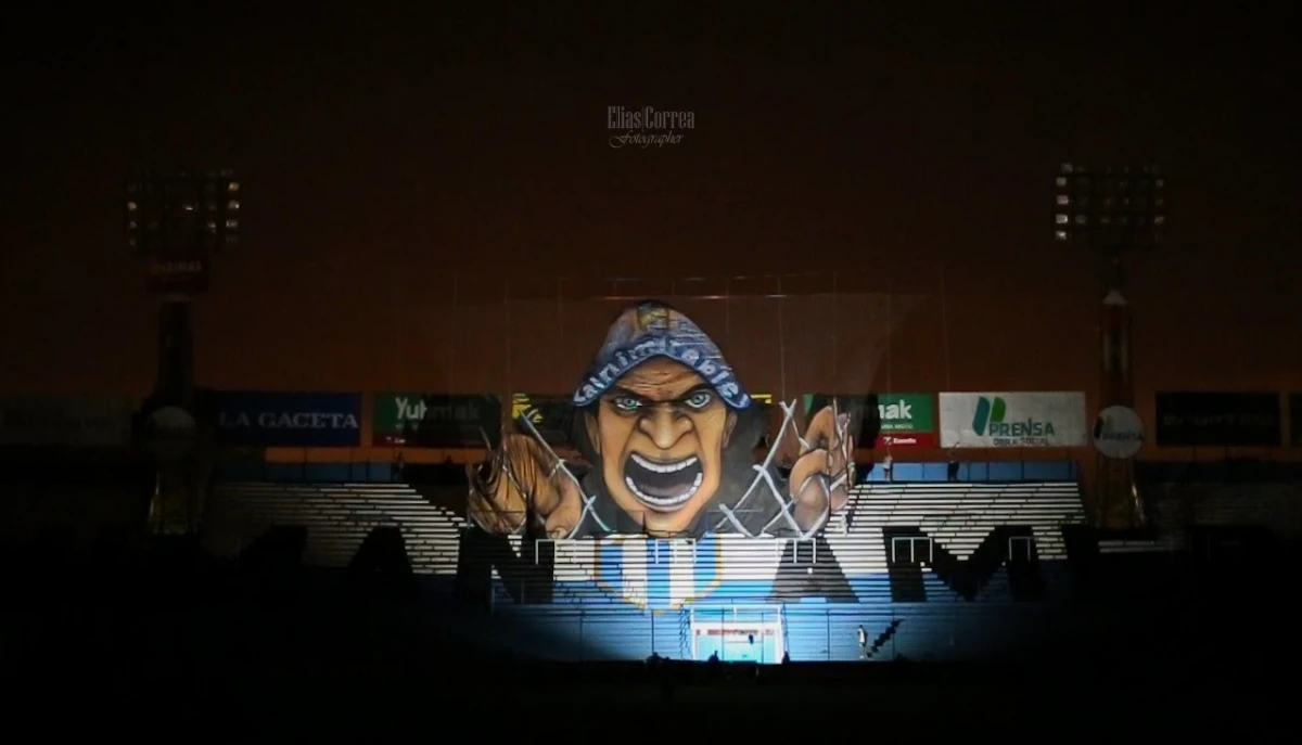 TIFO. Atlético fue el primer equipo argentino en utilizar este tipo de figura para un recibimiento. Foto: Elias Correa