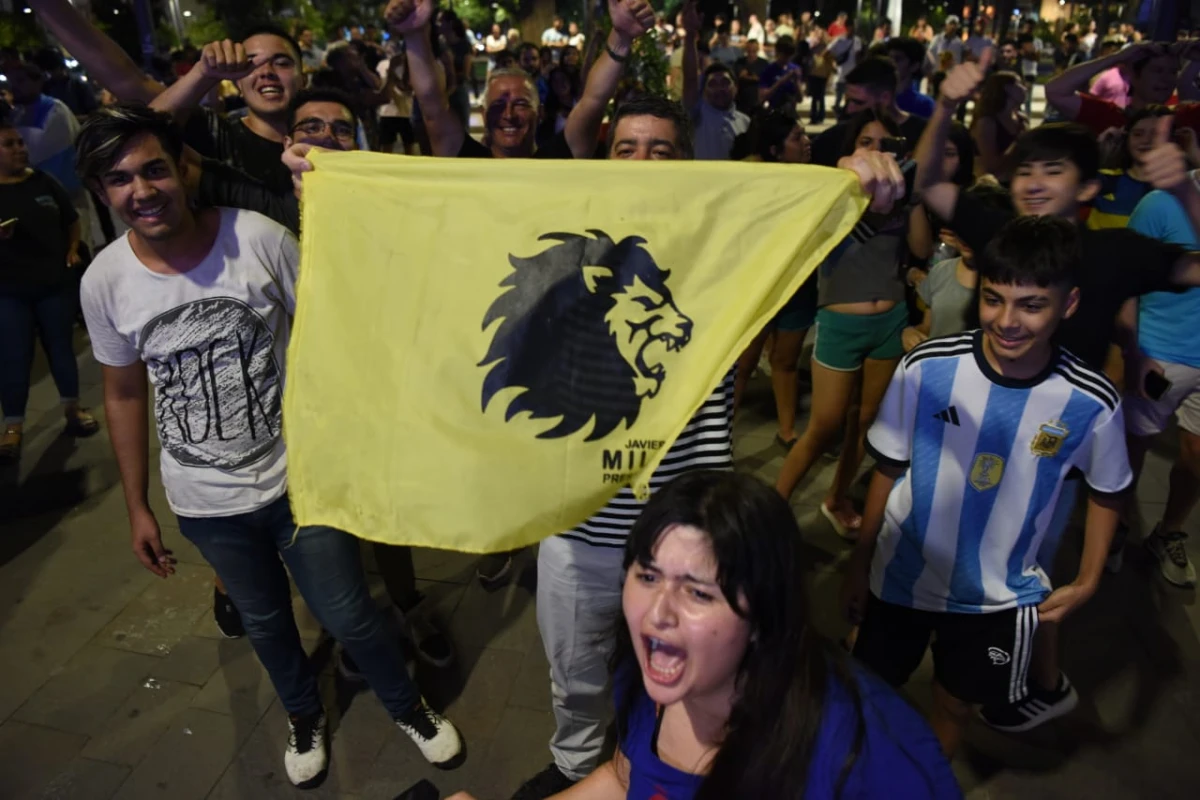 TRIUNFO DE MILEI EN TUCUMÁN. Seguidores del liberal libertario celebraron los resultados del balotaje presidencial frente a la Casa de Gobierno. Foto de LA GACETA / Juan Pablo Sánchez Noli