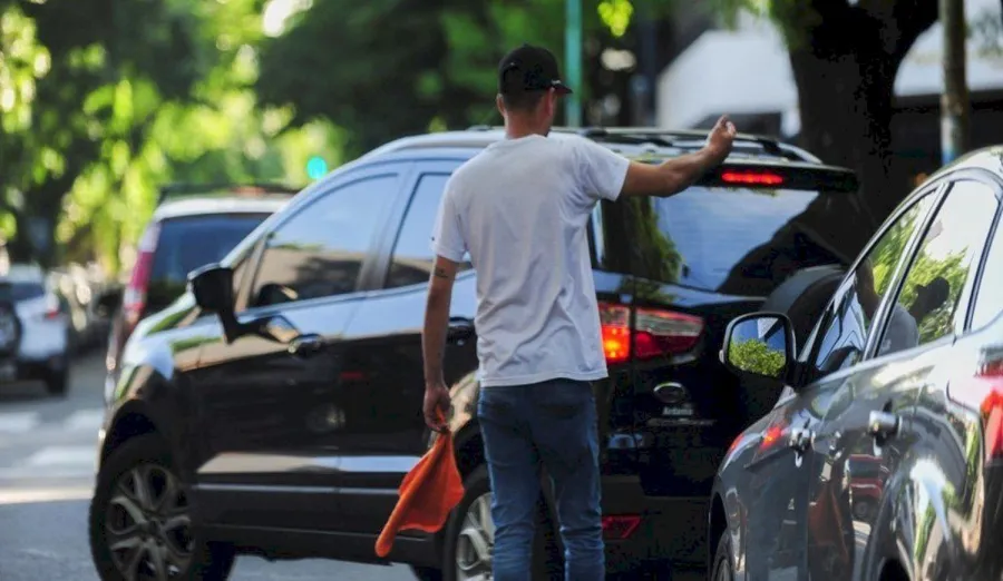 El truco clave para estacionar rápido y en una sola maniobra