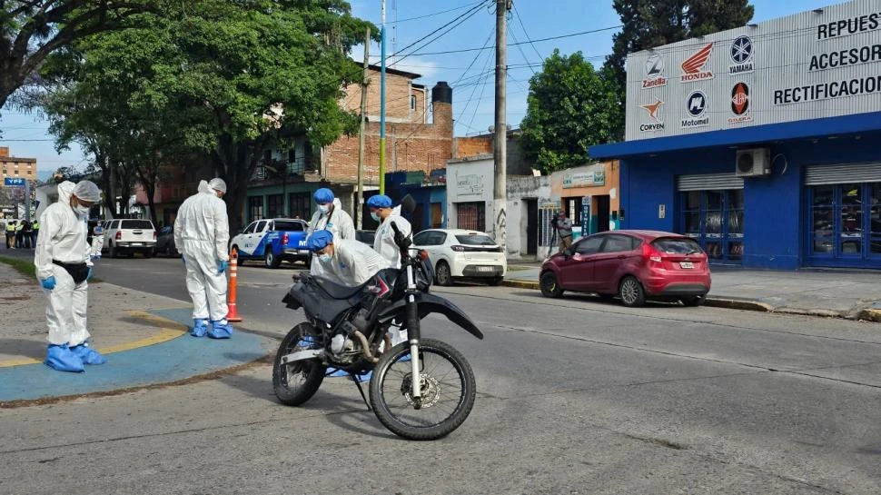 EN LA ESCENA. Los motochorros, al no poder quitarle la moto a Rodolfo González, le efectuaron un disparo en el pecho que le causó la muerte. as dfasdfasdfasdf