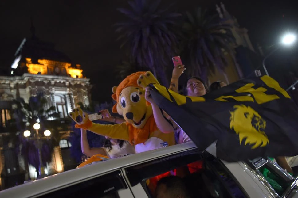 La noche en la que la plaza Independencia fue libertaria