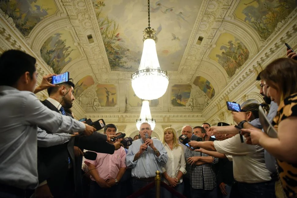 EN EL SALÓN BLANCO. El gobernador Jaldo salió a reconocer la derrota y se puso a disposición de Milei.  la gaceta / foto de diego aráoz