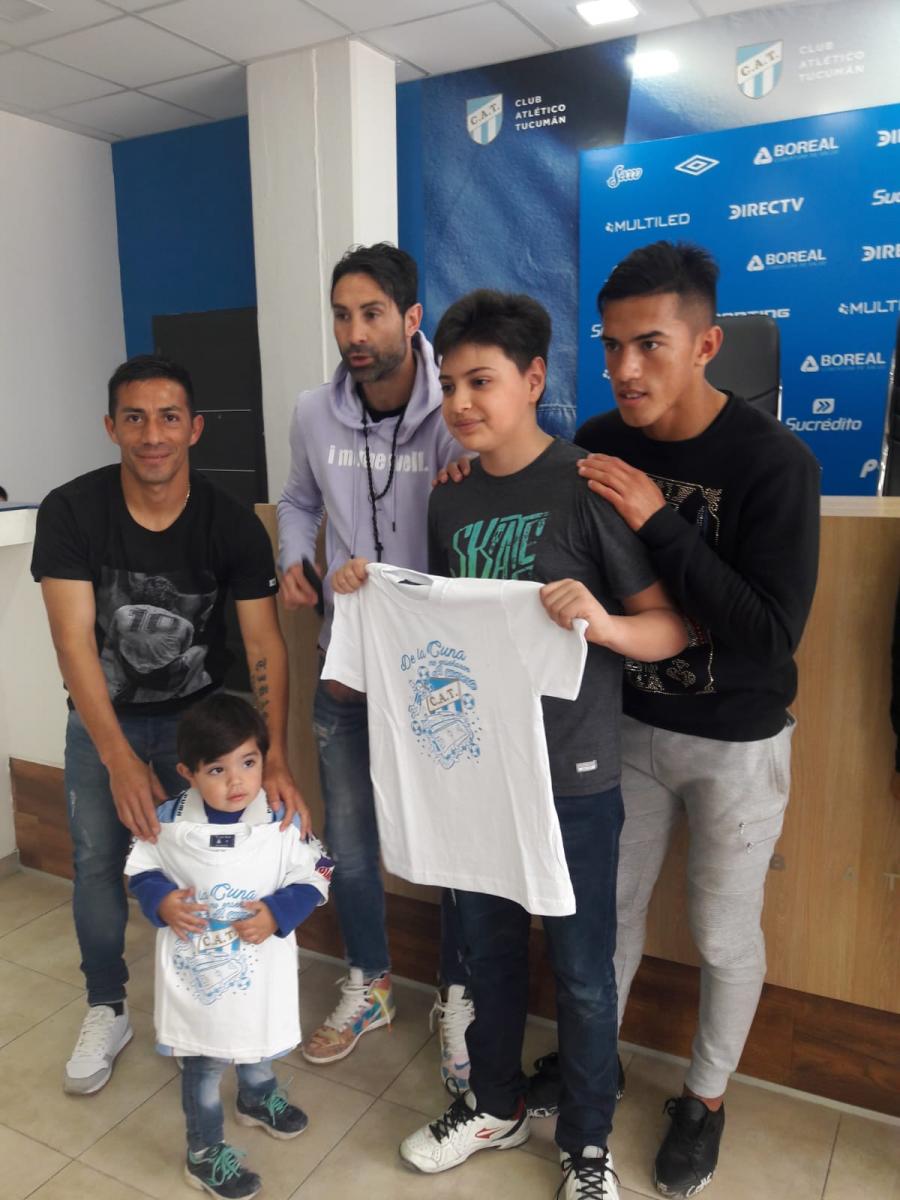 REGALOS. Lucchetti, Acosta y Cuello posan junto a un niño en una jornada destinada para homenajear a los chicos.