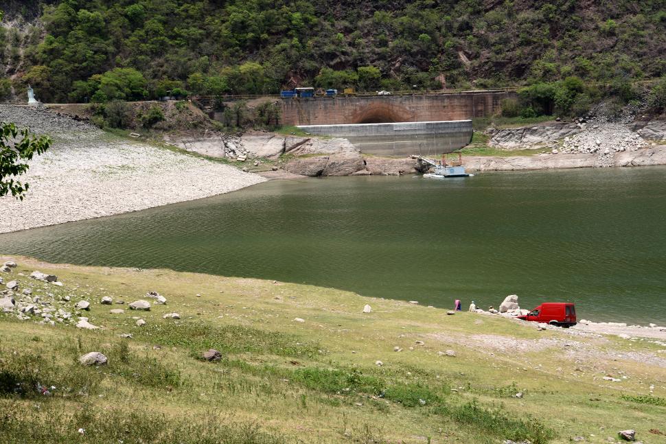 Se acentúa la escasez de agua en Tucumán y hay familias que se mudan de barrios