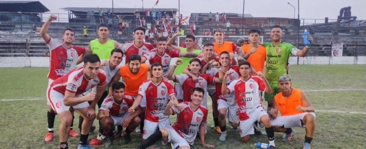 OBJETIVO CUMPLIDO. El equipo de Villa 9 de Julio posó feliz luego de la victoria. FOTO GENTILEZA DE PABLO VEGA